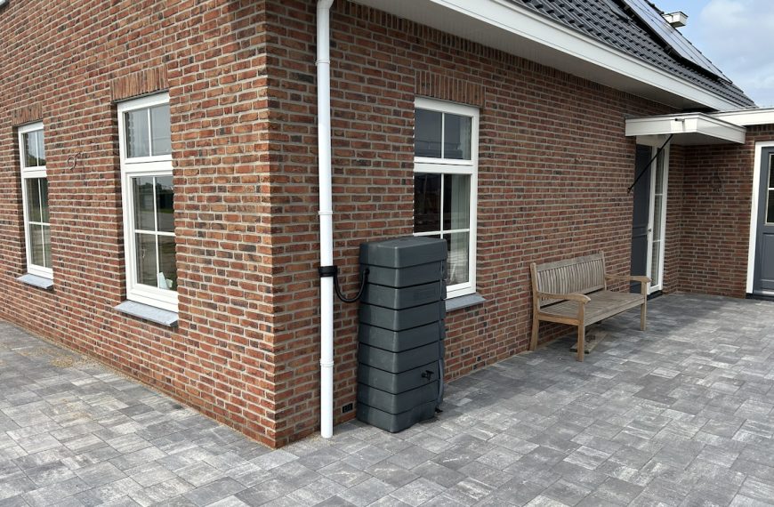 Twee duurzame Nature regentonnen van 276 liter bij ons nieuwe huis